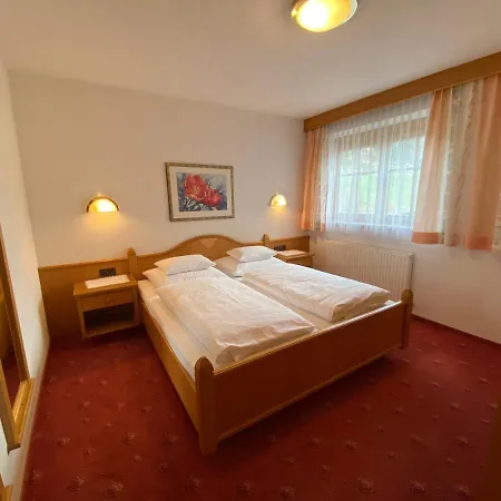 מלון Hotel-garni Versail 3*